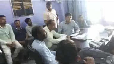 जलालगढ़: प्रखंड कार्यालय जलालगढ़ में प्रखंड विकास पदाधिकारी की अध्यक्षता में पंचायत सचिव की आयोजित हुई एक बैठक।