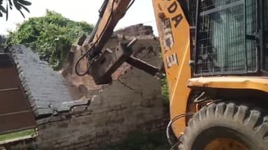 प्रयागराज: शहर के कालिंदीपुरम आवास योजना में प्रयागराज विकास प्राधिकरण ने अवैध निर्माण को हटाया