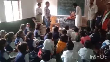 आठनेर: ऐनखेडी के प्राथमिक शाला पहुंचे आदिवासी कांग्रेस कमेटी प्रदेश सचिव ने शिक्षकों का किया सम्मान छात्रों को किया सम्बोधित