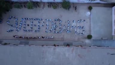 देवास नगर: आगामी विधानसभा चुनाव के मद्देनजर जिला निर्वाचन द्वारा मतदाता जागरूकता हेतु शा. नूतन स्कूल में बनाई गई मानव श्रृंखला