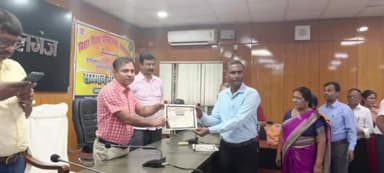 गोपालगंज: गुणवत्तापूर्ण शिक्षण कार्य करने वाले शिक्षकों को DM ने जिला सभागार भवन में प्रासस्ति पत्र देकर किया सम्मानित