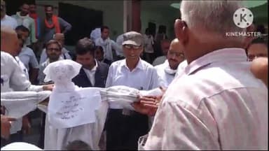 कुंडा: हापुड़ में साथियों पर हुए लाठी चार्ज के विरोध में कुंडा तहसील के अधिवक्ताओं ने मुख्य सचिव का फूंका पुतला