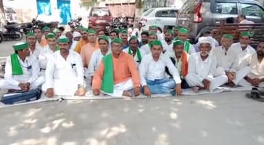 नौगावां सादात: तहसील परिसर पर हुई भकियू लोकशक्ति की मासिक बैठक, विभिन्न मांगों को लेकर किया धरना प्रदर्शन