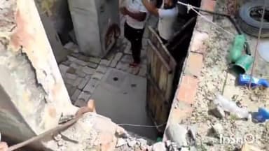 करनाल: करनाल के गुढ़ा गांव में घर की छत तोड़कर स्नेक मैन ने पकड़ा लाल रंग का कोबरा सांप