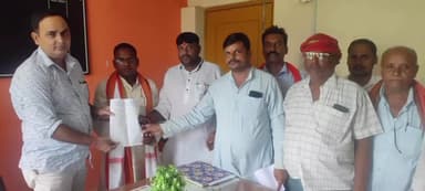 बरौली: बरौली मे सरपंच और  पंच  संघ  के प्रखंड अध्यक्ष उर्मिला देवी के नेतृत्व मे अपनी 11सूत्री मांगो को लेकर सौपा BDO को ज्ञापन