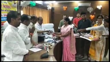 फर्रुखाबाद: जनपद में शिक्षक दिवस पर जगह-जगह आयोजित किए गए कार्यक्रम, फतेहगढ़ कलेक्टर सभागार में 25 शिक्षकों को किया गया सम्मानित