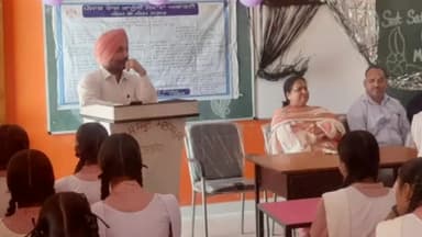 ਪਠਾਨਕੋਟ: ਜ਼ਿਲ੍ਹਾ ਕਾਨੂੰਨੀ ਸੇਵਾ ਅਥਾਰਟੀ ਨੇ ਮਲਕਪੁਰ ਵਿਖੇ ਮਨਾਇਆ ਅਧਿਆਪਕ ਦਿਹਾੜਾ, ਵਿਸ਼ੇਸ਼ ਤੌਰ 'ਤੇ ਪੁੱਜੇ ਕਾਨੂੰਨੀ ਸੇਵਾ ਅਥਾਰਟੀ ਦੇ ਸਚਿਵ ਕਮ CJM