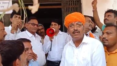 गंगरार: फसल खराबे को लेकर मुआवजे की मांग करते हुए किसानों ने किया धरना प्रदर्शन, गंगरार उपखण्ड कार्यालय पहुंच सौपा ज्ञापन।