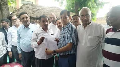 उतरौला: हापुड़ की घटना को लेकर अधिवक्ता संघ उतरौला ने किया प्रदर्शन, एसडीएम उतरौला को सौंपा ज्ञापन