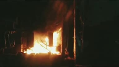इटावा: तिकोनिया के समीप रखे ट्रांसफार्मर में भीषण आग लगने से मची अफरातफरी,फायर कर्मियों ने कड़ी मशक्कत के बाद आग पर पाया काबू