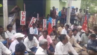 పద్మనాభం: పద్మనాభం తహసీల్దార్ కార్యాలయం వద్ద న్యాయం చేయాలంటూ నిరసన తెలిపిన రైతులు, సీపీఎం నాయకులు