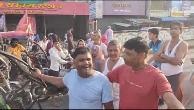 अलवर: अग्रसेन सर्किलओवरब्रिज पर वार्ड 49 के लोगों ने लगाया जाम बोले 3 महीने से नलों में नालों का पानी आ रहा कोई सुध नहींलेरहा