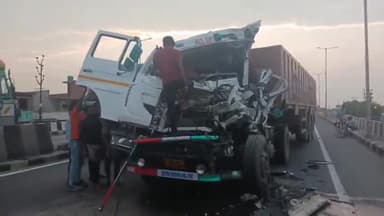 कानपुर: गुजैनी क्षेत्र में स्थित NH2 हाईवे पर तेज रफ्तार ट्रक आगे जा रहे ट्रक के अचानक ब्रेक लगाने के कारण ट्रक के पीछे टकराया