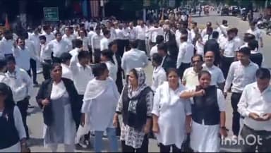 बिजनौर: जाजी चौराहे बिजनौर में हापुड़ की घटना को लेकर अधिवक्ताओं ने किया प्रदर्शन