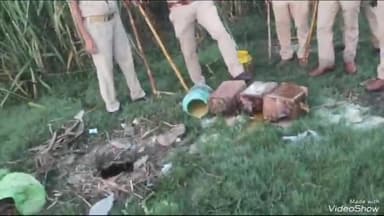 मोहम्मदी: आबकारी निरीक्षक रुद्रकांत मिश्रा के नेतृत्व में आबकारी विभाग व पुलिस की संयुक्त टीम द्वारा साहिबगंज में की गई छापेमारी