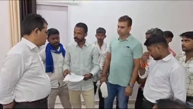 कन्नौज: महमूदपुर पैठ गांव में जमीन कब्जे के मामले में प्रधान प्रतिनिधि और ग्रामीणों ने डीएम दफ्तर में लगाई गुहार, एडीएम से मिले।