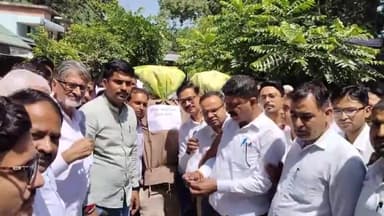 कैराना: हापुड़ में लाठीचार्ज के विरोध में कैराना कचहरी में बार एसोसिएशन के अधिवक्ताओं ने DGP व प्रमुख सचिव का पुतला फूंका