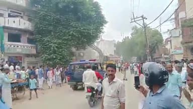 लोहता में वाराणसी-भदोही मार्ग पर अतिक्रमण करने वालो के मकान पर चला बुलडोजर