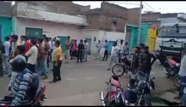 जतारा: बम्होरी खास गांव से शराब की दुकान हटाने के लिए महिलाएं ने किया प्रदर्शन लगाया जाम