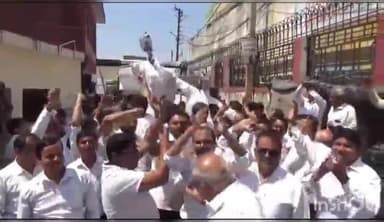 हापुड़: कचहरी परिसर में लाठी चार्ज के विरोध में अधिवक्ताओं ने मुख्य सचिव व डीजीपी का फूका पुतला, पुलिस मुर्दाबाद के लगाए नारे