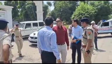 सिरसा: 17 सितंबर को सिरसा में होने वाले साइक्लोथॉन यात्रा को लेकर बरनाला रोड शहीद भगत सिंह स्टेडियम के बाहर उपायुक्त ने ली बैठक