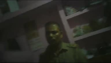 गाज़ियाबाद: खोड़ा इलाके की एक चौकी में पैसों के लेनदेन की बात करते हुए पुलिसकर्मियों का वीडियो हुआ वायरल