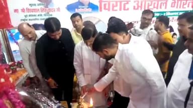 इटावा: सदर इलाके में स्व.कैलाश चंद्र अग्रवाल की स्मृति में आयोजित कवि सम्मेलन का शिवपाल सिंह ने किया शुभारंभ, जुटे देशभर के कवि