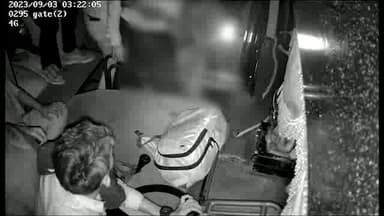 देवेंद्रनगर: शंकरगढ़ तिघेल में यात्री बस रोक कर कंडक्टर सहित अन्य स्टाफ को निर्वस्त्र कर दबंगों ने बेरहमी से पीटा, एक को किया गिरफ्तार