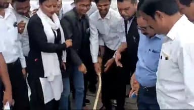 फर्रुखाबाद: हापुड़ में वकीलों की साथ हुई घटना को लेकर वकीलों ने फतेहगढ़ कलेक्ट्रेट में पुलिस महानिदेशक व विशेष सचिव का फूंका पुतला