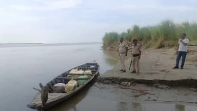 गोपालगंज: जादोपुर दियारा इलाके के नाव पर लदी 270 लीटर शराब के साथ एक तस्कर गिरफ्तार, जादोपुर पुलिस ने की कार्रवाई।