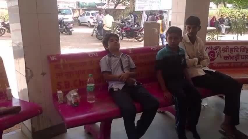 #रींगस : तेज धूप में गश खाकर गिरे स्कूली बच्चे, स्कूल में चल रही थी प्रार्थना धूप तेज होने के कारण गश खाकर गिरे बच्चे