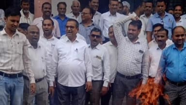 नानपारा: तहसील नानपारा में अधिवक्ताओं ने मुख्य सचिव गृह और डीजीपी का जलाया पुतला, 'पुलिस मुर्दाबाद' के लगाए नारे