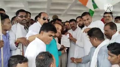 आगर: किसान कांग्रेस के कार्यकर्ता पहुंचे आगर कलेक्ट्रेट, आगर मालवा ज़िले को सूखा घोषित करने की मांग को लेकर सौंपा ज्ञापन