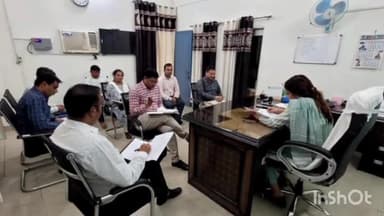 खतौली: तहसील कार्यालय में एसडीएम अपूर्व यादव ने खतौली सीएचसी के डॉक्टरों के साथ की बैठक, दिए आवश्यक निर्देश
