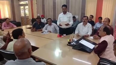 मुरादाबाद: एमडीए की सड़कों की जर्जर हालत को लेकर पीली कोठी स्थित महापौर कैंप कार्यालय पर हुई व्यापारी वेलफेयर एसोसिएशन की बैठक