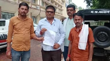 नरसिंहपुर: बेची गई मूंग फसल का भुगतान करवाने की मांग को लेकर पलोहा बड़ा के पीड़ित किसानों ने कलेक्ट्रेट पहुंचकर कलेक्टर को दिया आवेदन