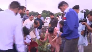 हुज़ूर: मुख्यमंत्री शिवराज सिंह चौहान ने श्यामला हिल्स स्थित उद्यान में बरगद, कदम्ब और जामुन के पौधे रोपे