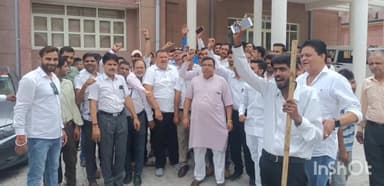 बिजनौर: कलेक्ट्रेट परिसर में वकीलों ने हापुड़ में वकीलों के साथ बर्बरता की घटना को लेकर विरोध जताया