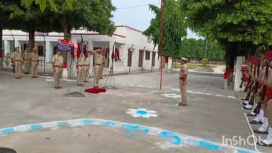 बिजनौर: रिजर्व पुलिस लाइन मे पुलिस उपमहानिरीक्षक मुरादाबाद के आगमन पर सलामी दी गई।