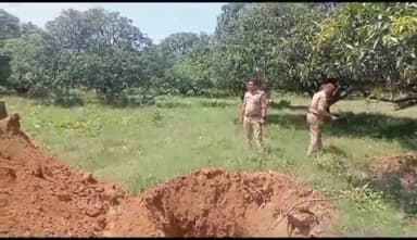 हापुड़: गांव शेखपुर स्थित बाग में बीमार गोवंश की तड़प कर हुई मौत, सूचना पर पहुंची पुलिस ने गोवंश को गद्दा खुदवा कर दबवाया