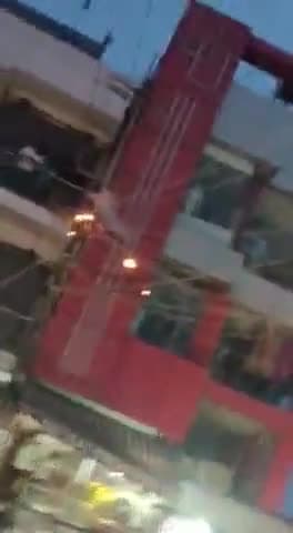 महुआ: महुआ बाजार के गांधी चौक स्थित फैशन मॉल के समीप बिजली के खंभे में शॉर्ट सर्किट से अचानक आग लगने से बाजार में अफरा तफरी