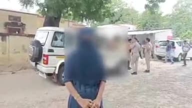 फर्रुखाबाद: दुष्कर्म का वीडियो वायरल होने के बाद कादरी गेट क्षेत्र निवासी पीड़िता ने कार्रवाई की मांग को लेकर एसपी से की शिकायत