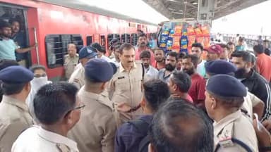 इटारसी: इटारसी स्टेशन पर आज महानगरी एक्सप्रेस में झगड़ा और चाकू बाजी की घटना मिलते ही मौके पर पहुंचे जीआरपी पुलिस मामले की जांच