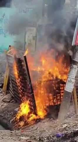 गाज़ियाबाद: जेपी गर्ल्स इंटर कॉलेज भोपुरा रोड के पास ट्रांसफार्मर में लगी भीषण आग, स्थानीय लोगों ने पानी डालकर बुझाई आग