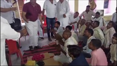 महसी: शिवपुर ब्लाक मुख्यालय पर आमरण अनशन कर रहे लोगों के पास पहुंचे C.R.O और SDM के आश्वासन पर खत्म हुआ धरना।