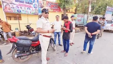 जमुई: मद्यनिषेध से नीलामी में खरीदी मोटरसाइकिल का नंबर जांच में निकला थ्री व्हीलर का, यातायात पुलिस ने वाहन किया जब्त