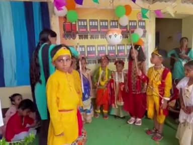 बगोदर: बगोदर में जूनियर्स चैंम्पस प्ले स्कूल में कृष्ण जन्माष्टमी महोत्सव पर बच्चों ने  राधा कृष्ण का वेशभूषा किया धारण