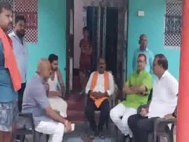 दरौंधा: सतजोड़ा गांव के युवक का उत्तर प्रदेश पुलिस में तैनात होने के दौरान अचानक मौत होने पर विधायक ने किया परिजनों से मुलकात