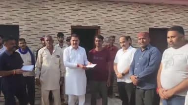 कृष्णगढ़: दून विधानसभा क्षेत्र की ग्राम पंचायत नलका में प्रभावितों को राहत राशि बांटने के लिए पहुंचे सीपीएस रामकुमार चौधरी