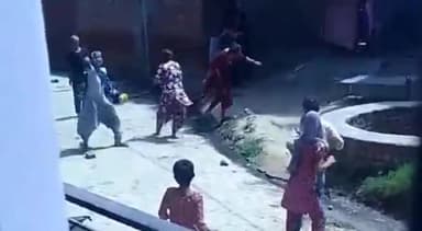 नौगावां सादात: गांव सिरसा जट में महिलाओं में हुई मारपीट, सोशल मीडिया पर वायरल हुआ मारपीट का वीडियो